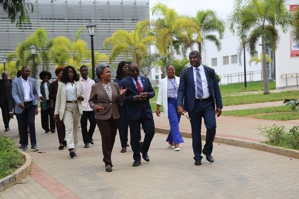 A SECRETÁRIA DE ESTADO PARA A CIÊNCIA, TECNOLOGIA E INOVAÇÃO VISITA O INSTITUTO GEOLÓGICO DE ANGOLA-IGEO